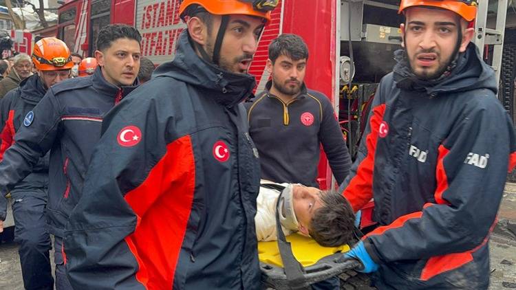 Fatih’te facia! 2 bina çöktü: Enkaz altında kalanlar var