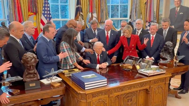 Evanjelik papazlar Oval Ofis'te Trump için dua halkası oluşturdu