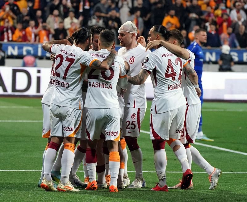 Galatasaray şampiyonluğa koşuyor: 0-2