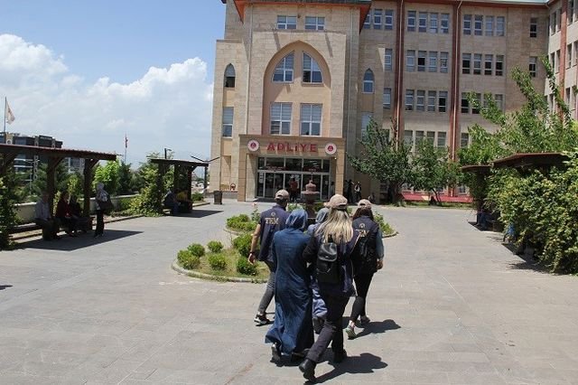 kahramanmaraş'ta fetö/pdy terör örgütüne yöneli̇k düzenlenen operasyonda gözaltina alinan 2 ki̇şi̇ tutuklandi.