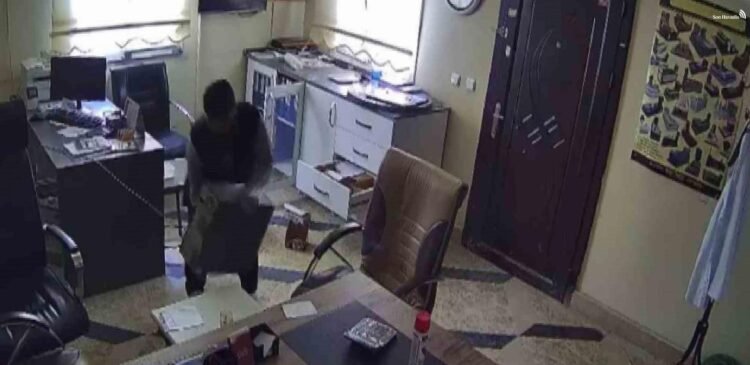 elazığ'da ofis malzemeleri çalınan şüpheli kameralara yakalandı