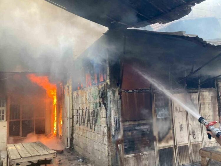 siirt'te marangozcular çarşısında aynı anda yanan 3 dükkan paniğe neden oldu